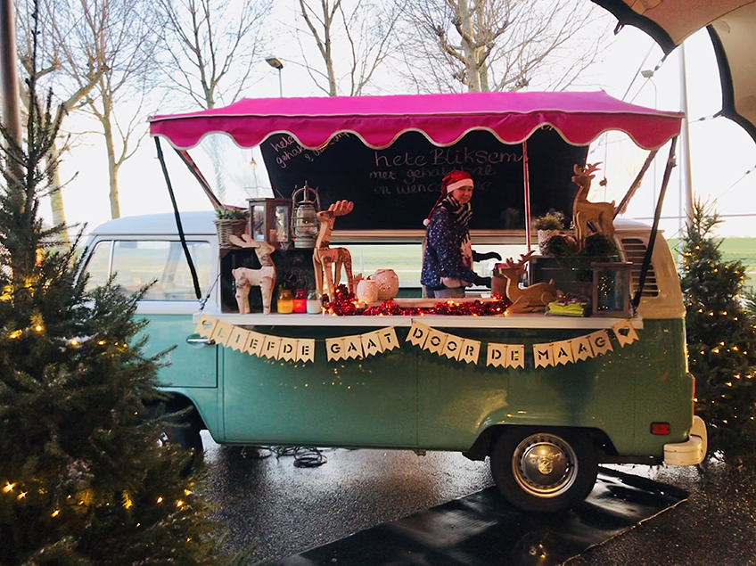 Bus van Zus Catering | Bedrijfsfeest tijdens de kerstborrel met foodtruck
